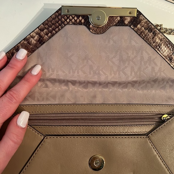Michael Kors envelope Clutch with chain - Picture 2 of 5
